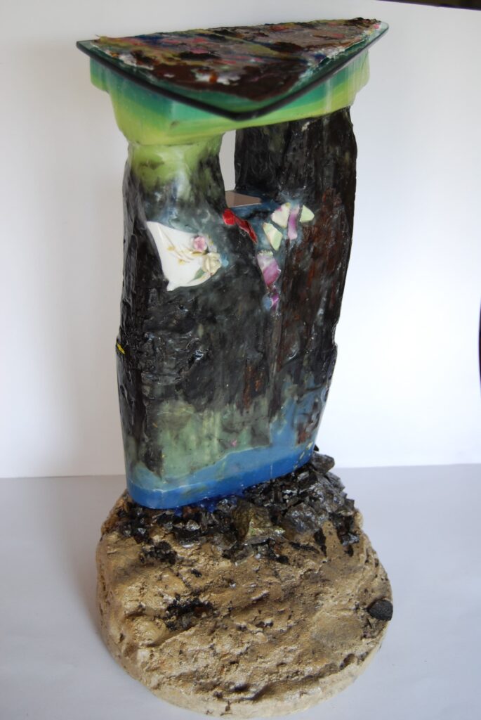 Mr Marc Lager - Plot calciné «bleue et verte au dessus - fleurs d’ici», technique mixte, (bois calciné, paraffine, céramique, vitre, métal oxydé...) - 47 x 40 x 26 cm - 2010